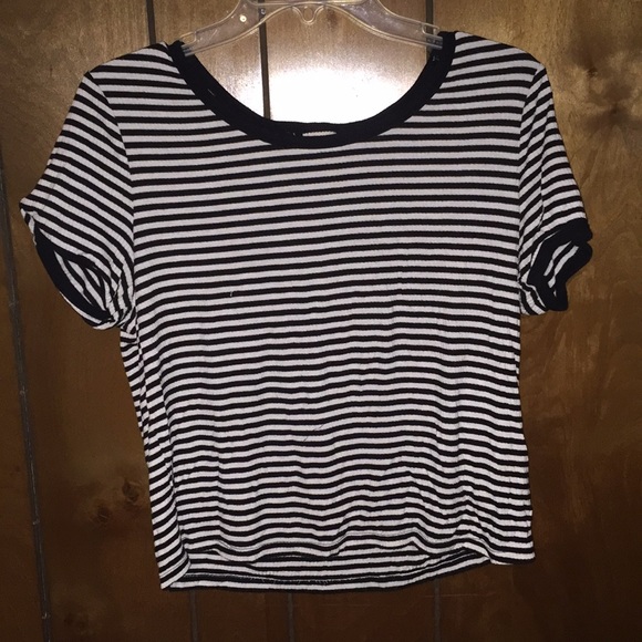 CUTE CROP TOP - Picture 2 of 3